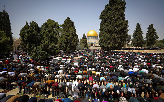 Des milliers de fidèles musulmans assistant aux prières du vendredi du ramadan, dans l'enceinte de la mosquée Al Aqsa, dans la Vieille Ville de Jérusalem, le 7 avril 2023. (Crédit : Jamal Awad/Flash90)