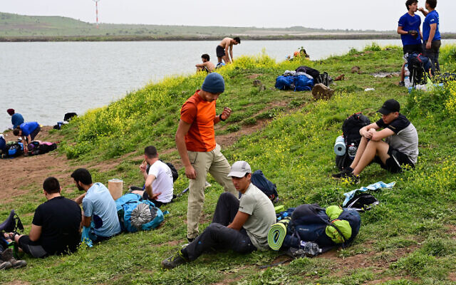 Des Israéliens faisant de la randonnée sur le plateau du Golan pendant les vacances de Pessah, le 9 avril 2023. (Crédit : Michael Giladi/ Flash90)