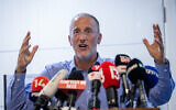 Lֿe rabbin Leo Dee lors d'une conférence de presse, à Efrat, le 10 avril 2023. (Crédit : Oren Ben Hakoon/Flash90)