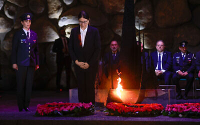 La présidente de la Cour suprême, Esther Hayut, déposant une gerbe dans la salle du souvenir à Yad Vashem lors de la journée de commémoration de la Shoah, le 18 avril 2023. (Crédit : Erik Marmor/Flash90)