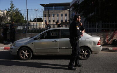 La police sur les lieux d'un attentat à l'arme à feu présumé dans le quartier Sheikh-Jarrah à Jérusalem-Est, le 18 avril 2023. (Crédit : Yonatan Sindel/FLASH90)