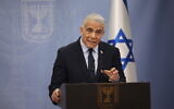Le chef du parti Yesh Atid, Yaïr Lapid, lors d'une conférence de presse à la Knesset, à Jérusalem, le 19 avril 2023. (Crédit : Yonatan Sindel/Flash90)