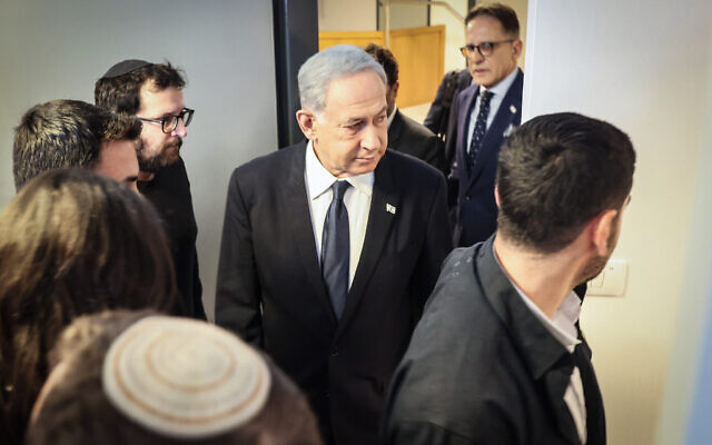 Photo d'illustration : Le Premier ministre Benjamin Netanyahu lors d'une audience de la Cour dans un dossier contre le journaliste Ben Caspit à la Cour des magistrats de Tel Aviv; le 23 avril 2023. (Crédit : POOL) Photo d'illustration : Le Premier ministre Benjamin Netanyahu lors d'une audience de la Cour dans un dossier contre le journaliste Ben Caspit à la Cour des magistrats de Tel Aviv; le 23 avril 2023. (Crédit : POOL)