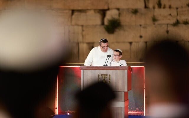 Shalom et Tzur Yaniv, le père et le frère des frères tués Hallel et Yagel Yaniv, récitent la prière de deuil Kaddish le jour de Yom HaZikaron, au mur occidental, le 24 avril 2023. (Crédit : Erik Marmor/Flash90)