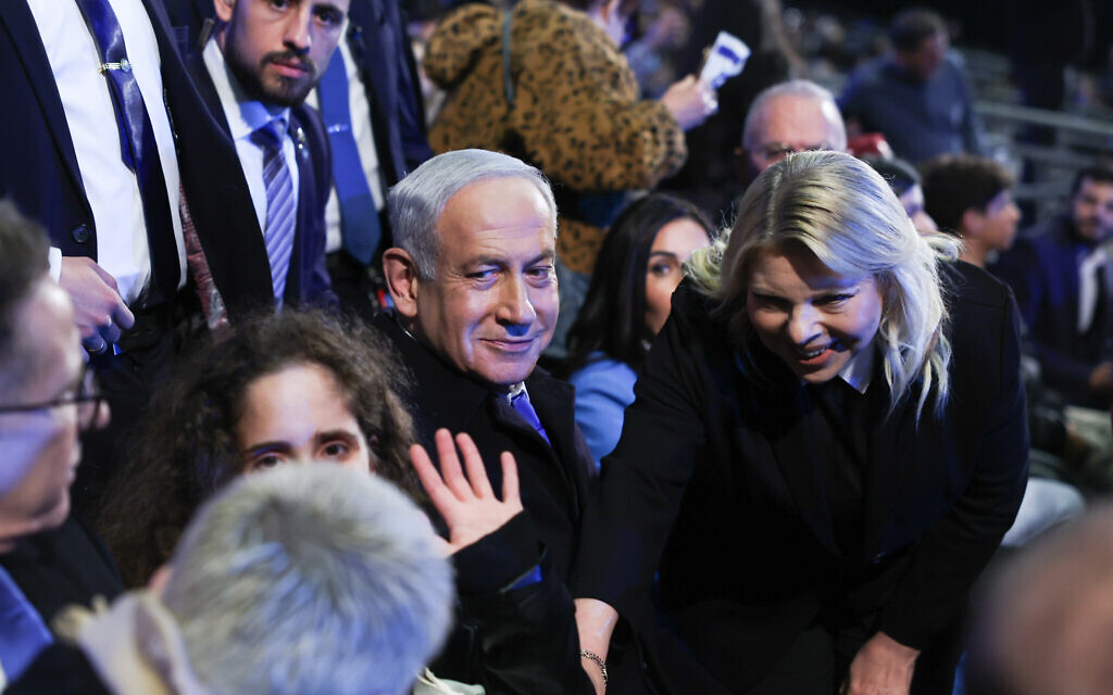 Le Premier ministre israélien Benjamin Netanyahu et son épouse Sara assistent à la cérémonie de Yom HaAtsmaout au mont Herzl à Jérusalem, le 25 avril 2023. (Crédit : Yonatan Sindel/Flash90) Le Premier ministre israélien Benjamin Netanyahu et son épouse Sara assistent à la cérémonie de Yom HaAtsmaout au mont Herzl à Jérusalem, le 25 avril 2023. (Crédit : Yonatan Sindel/Flash90)
