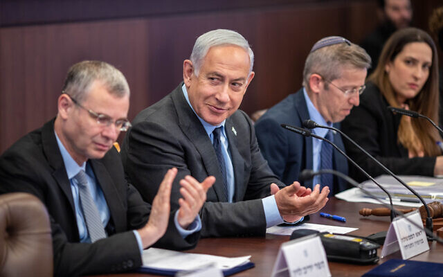 Le Premier ministre Benjamin Netanyahu et le ministre de la Justice Yariv Levin, à gauche, lors d'une réunion du cabinet au Bureau du Premier ministre, à Jérusalem, le 30 avril 2023. (Crédit : Emil Salman/POOL) Le Premier ministre Benjamin Netanyahu et le ministre de la Justice Yariv Levin, à gauche, lors d'une réunion du cabinet au Bureau du Premier ministre, à Jérusalem, le 30 avril 2023. (Crédit : Emil Salman/POOL)