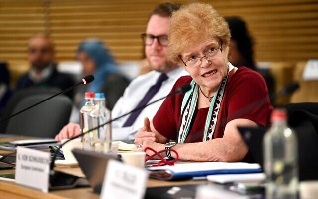 L'envoyée spéciale des États-Unis pour combattre et surveiller l'antisémitisme, Deborah Lipstadt, s'exprimant lors d'une conférence sur les interdictions de l'abattage rituel qui ont été proposées et approuvées dans les pays européens, à Bruxelles, le 20 octobre 2022. (Crédit : Département d'État américain)