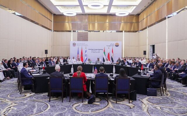 Des participants au forum du Neguev tenant une réunion, à Abou Dhabi, le 10 janvier 2022. (Crédit : Ministère des Affaires étrangères des Émirats)