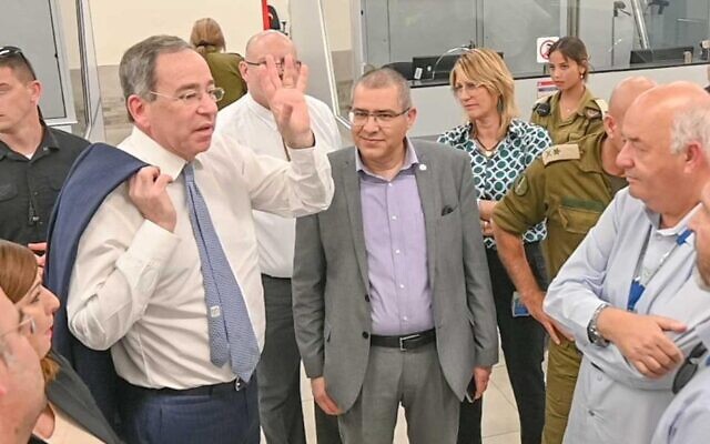L'ambassadeur américain en Israël Tom Nides, à gauche, et le président de l'Autorité israélienne des aéroports Jerry Gershon au poste-frontière d'Allenby, le 2 avril 2023. (Crédit : Jeries Mansour, U.S. Office of Palestinian Affairs) L'ambassadeur américain en Israël Tom Nides, à gauche, et le président de l'Autorité israélienne des aéroports Jerry Gershon au poste-frontière d'Allenby, le 2 avril 2023. (Crédit : Jeries Mansour, U.S. Office of Palestinian Affairs)