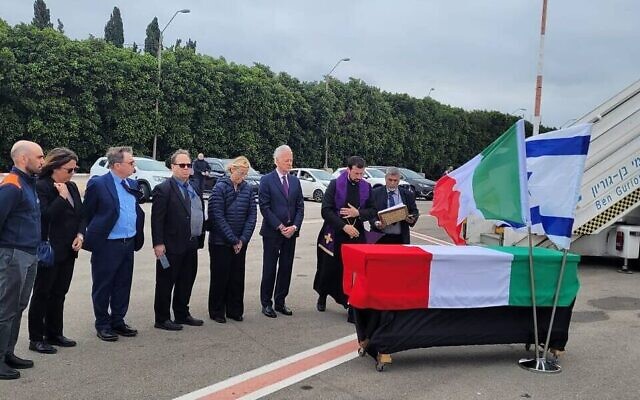 Le corps sans vie d'Alessandro Parini, tué dans un attentat terroriste à Tel Aviv, est transféré en Italie, le 11 avril 2023. (Crédit : Autorité israélienne des aéroports)
