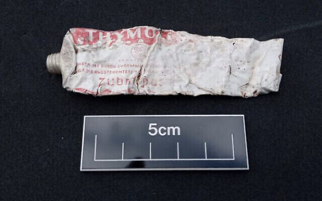 Un tube de dentifrice tchèque trouvé à l'endroit où un groupe de 300 survivants de la Shoah a séjourné, à Troutbeck Bridge, dans le Lake District en Angleterre, en 1945. (Capture d’écran Twitter : utilisé conformément à l’article 27a de la loi sur les droits d’auteur) Un tube de dentifrice tchèque trouvé à l'endroit où un groupe de 300 survivants de la Shoah a séjourné, à Troutbeck Bridge, dans le Lake District en Angleterre, en 1945. (Capture d’écran Twitter : utilisé conformément à l’article 27a de la loi sur les droits d’auteur)