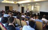 Des étudiants de grandes écoles ingénieurs parisiennes en visite en Israël lors de leur rencontre avec l’ambassadeur de France en Israël, fin avril 2023. (Crédit : Ambassade de France en Israël)