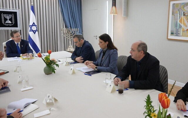 Le président Isaac Herzog rencontre des représentants du parti Avoda à la résidence du président de Jérusalem, le 29 mars 2023. (Crédit : Amos Ben Gershom/GPO)