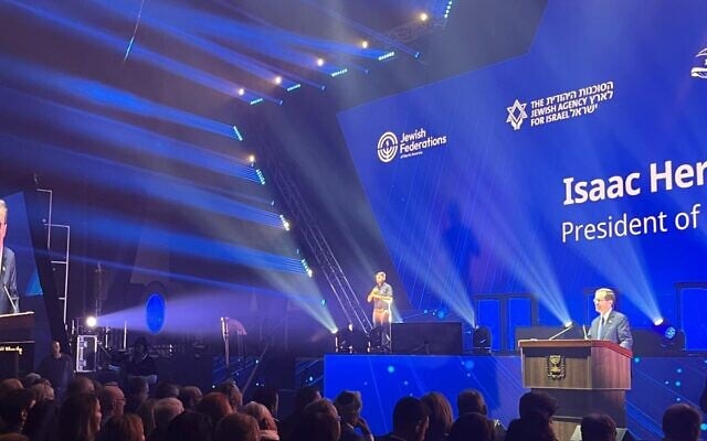 Le président Isaac Herzog lors de l'Assemblée générale des JFNA au parc des expositions de Tel Aviv, le 23 avril 2023. (Crédit : Jewish Federations of North America)