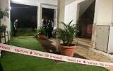 La police sur les lieux d'une fusillade mortelle qui serait liée au monde criminel, à Rishon Lezion, le 24 avril 2023. (Crédit : Police israélienne)