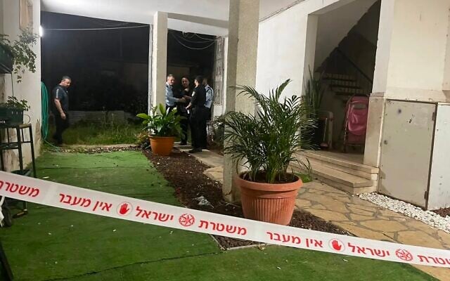 La police sur les lieux d'une fusillade mortelle qui serait liée au monde criminel, à Rishon Lezion, le 24 avril 2023. (Crédit : Police israélienne) La police sur les lieux d'une fusillade mortelle qui serait liée au monde criminel, à Rishon Lezion, le 24 avril 2023. (Crédit : Police israélienne)