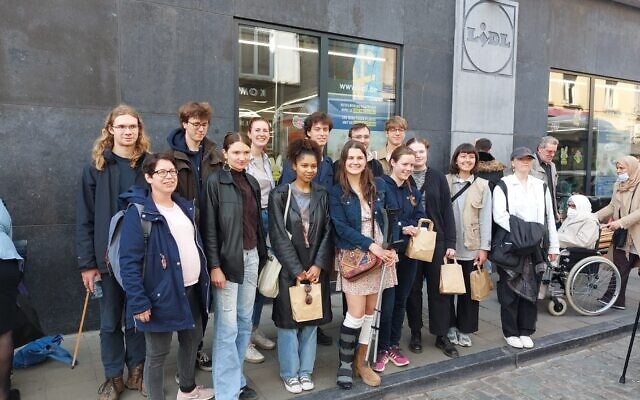 Des bénévoles du Service d'Action et de réconciliation pour la paix avec leurs kits de lave pendant une session de nettoyage de pavés de la mémoire à l'occasion de Yom Hashoah, à Bruxelles, en Belgique, en aprtenariat avec le Congrès juif européen, le 27 avril 2022. (Autorisation : MakeTheirMemoryShine)