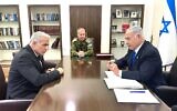 Yaïr Lapid (à gauche) Avi Gil (au centre) et Benjamin Netanyahu lors d'une réunion aux quartiers généraux de l'armée de la Kirya, à Tel Aviv, le 9 avril 2023. (Crédit : Document du gouvernement)