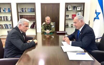 Yaïr Lapid (à gauche) Avi Gil (au centre) et Benjamin Netanyahu lors d'une réunion aux quartiers généraux de l'armée de la Kirya, à Tel Aviv, le 9 avril 2023. (Crédit : Document du gouvernement)