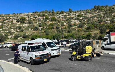 Les secouristes sur les lieux d'une fusillade, au nord de la Cisjordanie, le 25 avril 2023. (Crédit : Magen David Adom)
