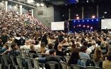 3 000 Israéliens assistant à une cérémonie conjointe israélo-palestinienne de Yom HaZikaron, alors que les participants palestiniens ont été interdits par les autorités israéliennes, à l'arène du groupe Shlomo, à Tel Aviv, le 30 avril 2017. (Crédit : Judah Ari Gross/Times of Israel)
