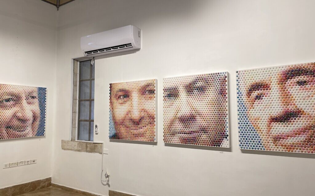 Portraits d'Ariel Sharon, à l'extrême gauche, Ehud Barak, Benjamin Netanyahu et Shimon Peres tels qu'ils apparaissent dans l'œuvre d'art de Gavin Rain, dans le cadre de l'exposition "Prime Ministers in Perspective" à la galerie Biennale de Jérusalem, du 23 avril 2023 au 7 mai 2023. (Crédit : Clive Hassel/Reproduction of Artists Works for Brandsmiths and Myron Zeidel)