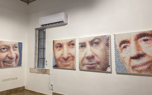 Portraits d'Ariel Sharon, à l'extrême gauche, Ehud Barak, Benjamin Netanyahu et Shimon Peres tels qu'ils apparaissent dans l'œuvre d'art de Gavin Rain, dans le cadre de l'exposition "Prime Ministers in Perspective" à la galerie Biennale de Jérusalem, du 23 avril 2023 au 7 mai 2023. (Crédit : Clive Hassel/Reproduction of Artists Works for Brandsmiths and Myron Zeidel)
