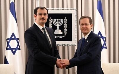 Illustration : Le président Isaac Herzog, à droite, serre la main au nouvel ambassadeur de l'Azerbaïdjan en Israël, Mukhtar Mammadov, lors de la réception de ses lettres de créance à la résidence du président de Jérusalem, le 26 mars 2023. (Crédit : Haim Zach/GPO)