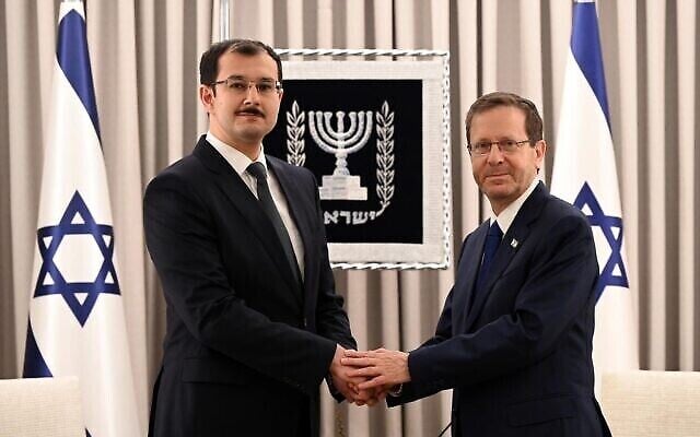 Illustration : Le président Isaac Herzog, à droite, serre la main au nouvel ambassadeur de l'Azerbaïdjan en Israël, Mukhtar Mammadov, lors de la réception de ses lettres de créance à la résidence du président de Jérusalem, le 26 mars 2023. (Crédit : Haim Zach/GPO) Illustration : Le président Isaac Herzog, à droite, serre la main au nouvel ambassadeur de l'Azerbaïdjan en Israël, Mukhtar Mammadov, lors de la réception de ses lettres de créance à la résidence du président de Jérusalem, le 26 mars 2023. (Crédit : Haim Zach/GPO)