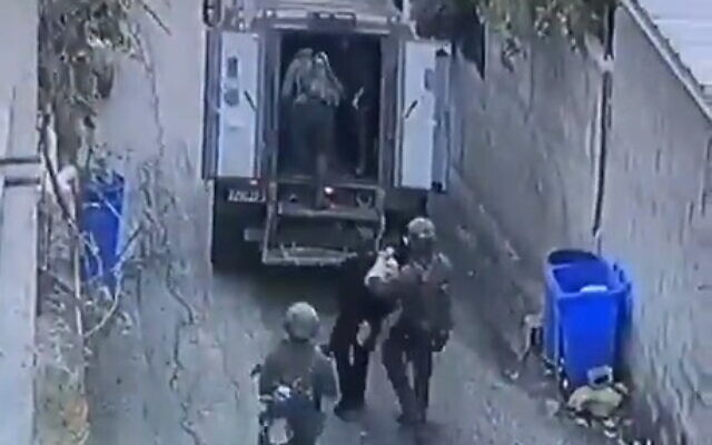 Des troupes israéliennes arrêtant un Palestinien recherché dans la ville de Jénine, en Cisjordanie, le 11 avril 2023. (Crédit : Capture d'écran Twitter) Des troupes israéliennes arrêtant un Palestinien recherché dans la ville de Jénine, en Cisjordanie, le 11 avril 2023. (Crédit : Capture d'écran Twitter)