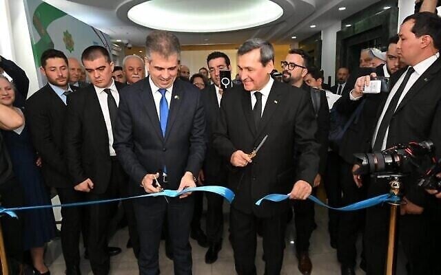 Sur cette photo, le ministre des Affaires étrangères Eli Cohen et son homologue turkmène Rasit Meredow inaugurent la nouvelle ambassade d’Israël à Achgabat, capitale du Turkménistan, le 20 avril 2023. (Crédit : Shlomi Amsalem/GPO) Sur cette photo, le ministre des Affaires étrangères Eli Cohen et son homologue turkmène Rasit Meredow inaugurent la nouvelle ambassade d’Israël à Achgabat, capitale du Turkménistan, le 20 avril 2023. (Crédit : Shlomi Amsalem/GPO)