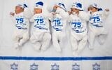 L'hôpital Assuta d'Ashdod habille les nouveau-nés aux couleurs du drapeau israélien pour célébrer Yom HaZikaron, le 25 avril 2023. (Crédit : Assuta d'Ashdod)