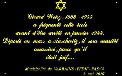 La plaque mémorielle en hommage au jeune Gérard Weisz, 6 ans, posée à Varrains, le 15 avril 2023. (Crédit : Mairie de Varrains)