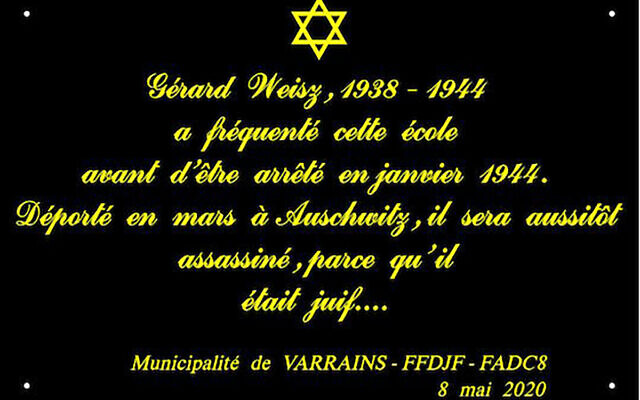 La plaque mémorielle en hommage au jeune Gérard Weisz, 6 ans, posée à Varrains, le 15 avril 2023. (Crédit : Mairie de Varrains)