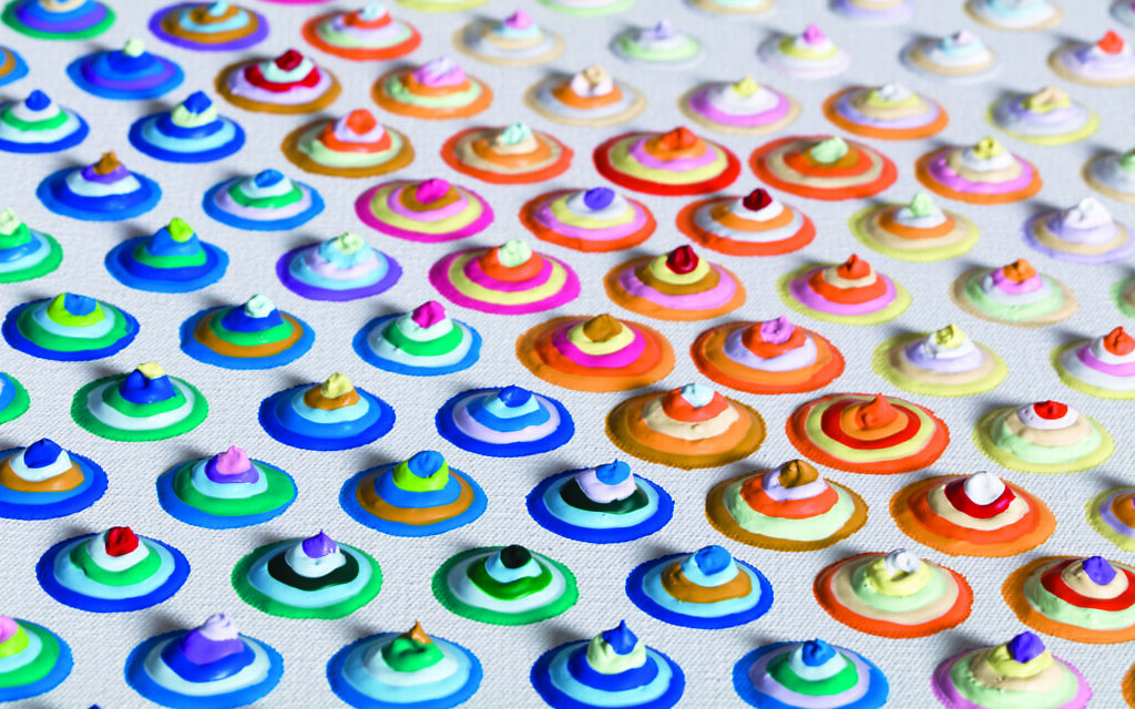 Gros plan sur les cercles multicouches de l'œuvre néo-pointilliste de l'artiste Gavin Rain, présentée dans l'exposition "Prime Ministers in Perspective" à la galerie Biennale de Jérusalem, jusqu'au 7 mai 2023.  (Crédit : Clive Hassel)