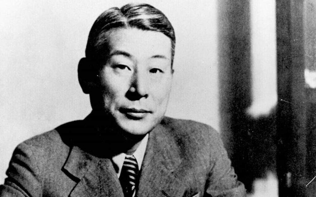 Le Juste parmi les Nations Chiune Sugihara, consul du Japon à Kaunas, en Lituanie, qui a sauvé des Juifs, photographié en 1940. (Autorisation : Fonds des Justes parmi les Nations de Yad Vashem) Le Juste parmi les Nations Chiune Sugihara, consul du Japon à Kaunas, en Lituanie, qui a sauvé des Juifs, photographié en 1940. (Autorisation : Fonds des Justes parmi les Nations de Yad Vashem)