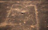 Un site qui aurait hébergé, selon les chercheurs, les vestiges d'un camp romain temporaire dans le désert d'Arabie. (Crédit : APAAME)