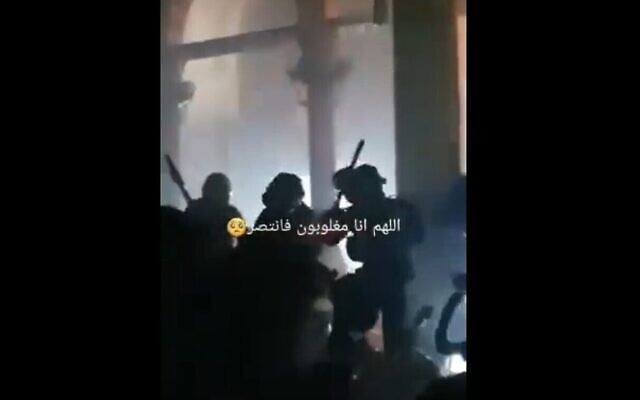 La police israélienne frappant des émeutiers palestiniens à l'intérieur de la mosquée al-Aqsa de Jérusalem dans la nuit du 5 avril. (Crédit : Capture d'écran Twitter, utilisée conformément à l'article 27a de la loi sur le droit d'auteur) La police israélienne frappant des émeutiers palestiniens à l'intérieur de la mosquée al-Aqsa de Jérusalem dans la nuit du 5 avril. (Crédit : Capture d'écran Twitter, utilisée conformément à l'article 27a de la loi sur le droit d'auteur)