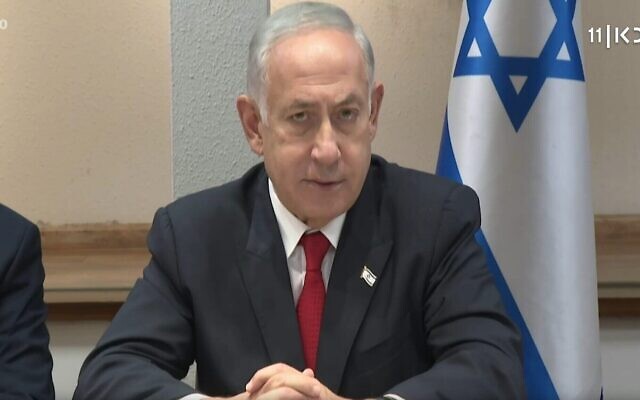 Le Premier ministre Benjamin Netanyahu s'adressant à la nation lors d'une réunion du cabinet de sécurité, quelques heures après un tir de roquette en provenance du Liban, le 6 avril 2023. (Crédit : Capture d'écran de Kan TV)