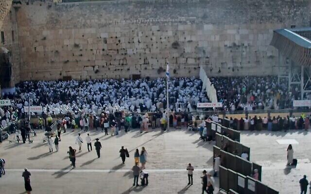 Des milliers de personnes se rassemblent au mur Occidental, à Jérusalem, pour la cérémonie de bénédiction sacerdotale semestrielle, le 9 avril 2023 (Capture d’écran) Des milliers de personnes se rassemblent au mur Occidental, à Jérusalem, pour la cérémonie de bénédiction sacerdotale semestrielle, le 9 avril 2023 (Capture d’écran)