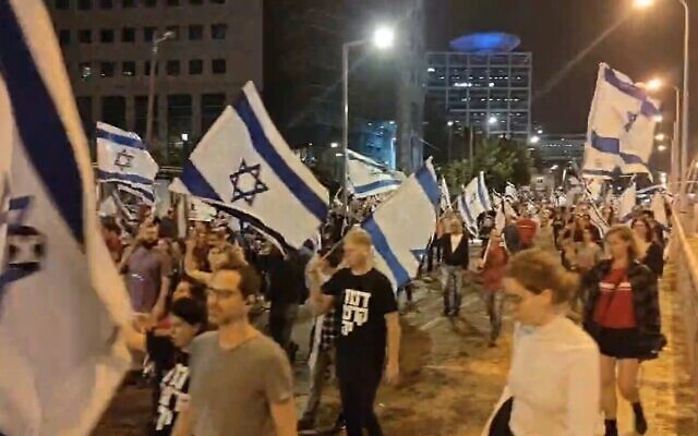 Manifestants, à Tel Aviv, 10 avril 2023. (Crédit : Capture d’écran Facebook Roee Goldstein ; utilisée conformément à la clause 27a de la loi sur le droit d'auteur) Manifestants, à Tel Aviv, 10 avril 2023. (Crédit : Capture d’écran Facebook Roee Goldstein ; utilisée conformément à la clause 27a de la loi sur le droit d'auteur)