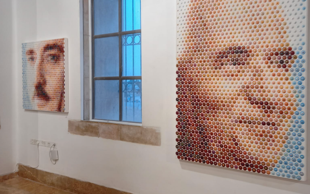 Portraits de Moshe Sharett, à gauche, et de David Ben Gurion tels qu'ils apparaissent dans l'œuvre d'art de Gavin Rain, qui fait partie de l'exposition "Prime Ministers in Perspective" à la galerie Biennale de Jérusalem, du 23 avril 2023 au 7 mai 2023. (Crédit : Clive Hassel/Reproduction of Artists Works for Brandsmiths and Myron Zeidel)