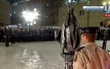 Les dirigeants israéliens et le personnel militaire se tenant en silence alors qu'une sirène retentit pour marquer le début de la journée commémorative annuelle d'Israël, lors d'une cérémonie au mur Occidental, à Jérusalem, le 24 avril 2023. (Crédit : Capture d'écran de la Douzième chaîne)
