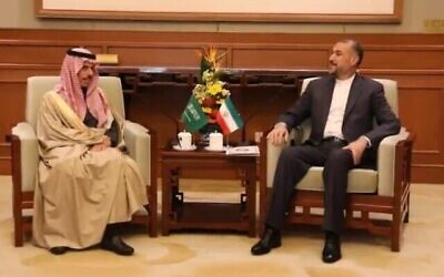Le ministre saoudien des Affaires étrangères, le prince Faisal bin Farhan Al Saud (à gauche), rencontre le ministre iranien des Affaires étrangères, Hossein Amirabdollahian, à Pékin, le 6 avril 2023 (Crédit : capture d'écran)