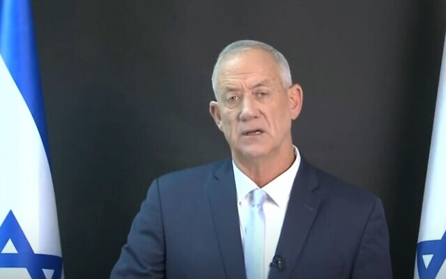 Le chef du parti HaMahane HaMamlahti, Benny Gantz, faisant une déclaration sur la situation sécuritaire, le 6 avril 2023 (Crédit : Capture d'écran vidéo)