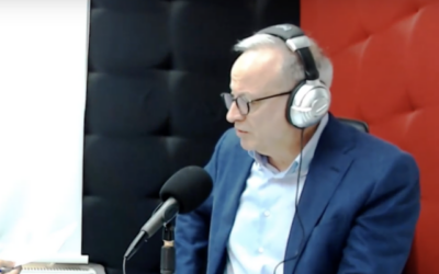 Marwan Muasher donne une interview à Radio Al-Balad (Crédit : capture d'écran/YouTube)