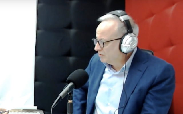 Marwan Muasher donne une interview à Radio Al-Balad (Crédit : capture d'écran/YouTube) Marwan Muasher donne une interview à Radio Al-Balad (Crédit : capture d'écran/YouTube)