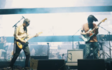 Dudu Tassa (à gauche) et Jonny Greenwood se produisent à Binyamina, le 20 juillet 2021. (Capture d’écran sur YouTube; utilisé conformément à l’article 27a de la Loi sur les droits d’auteur)