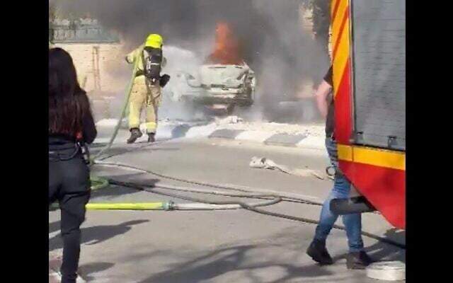 Premiers intervenants sur les lieux d'un attentat présumé à la voiture piégée, à Rishon Lezion, le 17 avril 2023. (Crédit : Capture d'écran Twitter ; utilisée conformément à l'article 27a de la loi sur le droit d'auteur)