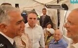 Reza Pahlavi, fils du dernier shah d'Iran, à gauche, rencontrant Leo Dee, à droite, lors d'une présentation de condoléances dans l'implantation d'Efrat en Cisjordanie, le 18 avril 2023 (Crédit : Capture d'écran Srugim ; utilisée conformément à l'article 27a de la loi sur le droit d'auteur).